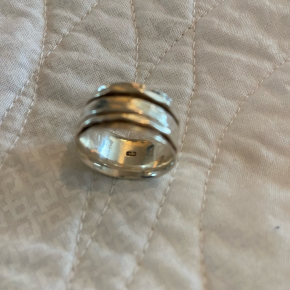 Beautiful Sterling Silver Ring - Picture 3 of 3